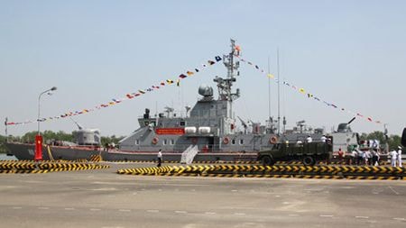 Vũ khí trên tàu gồm pháo hạm tự động AK-176, súng máy phòng không 14,5mm và một pháo tự động 6 nòng 30mm AK-630 có radar dẫn bắn để tiêu diệt mục tiêu trên biển, trên không. Ngoài ra tàu cũng trang bị hệ thống tên lửa phòng không SA-N-14 với 2 ống phóng.