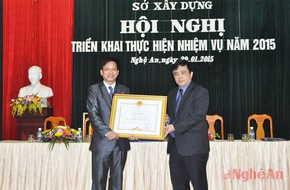 Đồng chí Huỳnh Thanh Điền trao tặng bằng khen của Thủ tướng Chính phủ cho ông Hoàng Thanh Ngọc