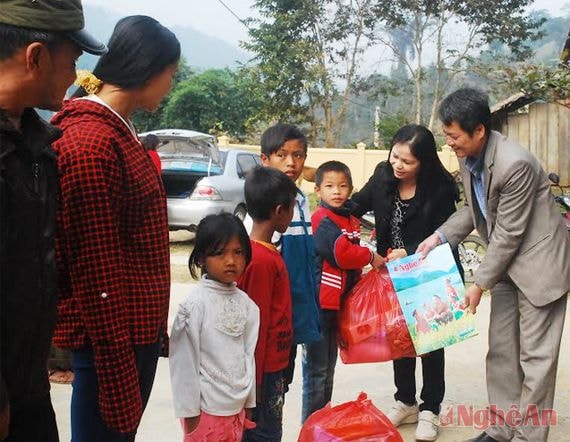 Trao quà Tết xã Xiêng My- Tương Dương.