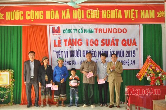 Đại diện Công ty trao quà cho các hộ nghèo xã Đồng Văn