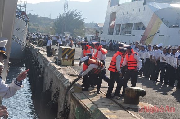 Cho tàu cập mạn.