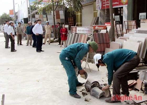 Các lực lượng giải tỏa hành lang ATGT của TX. Hoàng Mai phối hợp giải tỏa những vi phạm hành lang ATGT Quốc lộ IA đoạn qua xã Quỳnh Xuân.