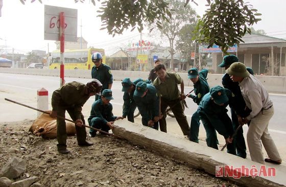 Các lực lượng giải tỏa hành lang ATGT của TX. Hoàng Mai phối hợp giải tỏa những vi phạm hành lang ATGT Quốc lộ IA đoạn qua xã Quỳnh Xuân.