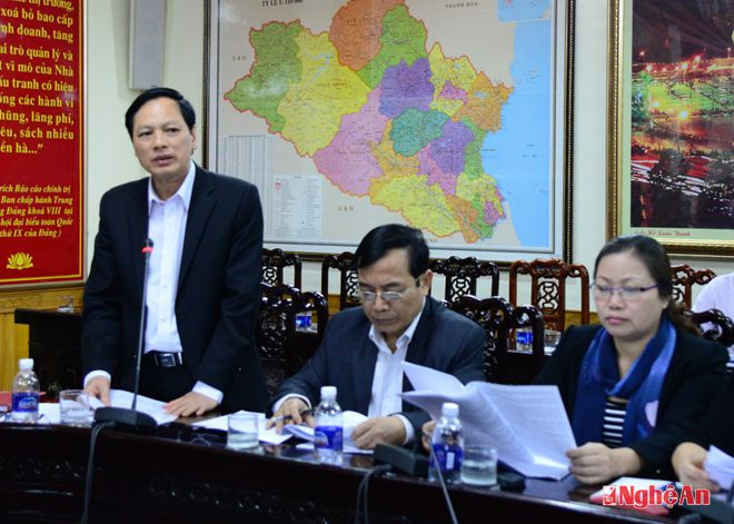 Đồng chí Nguyễn Mạnh Khôi - Phó trưởng Ban Dân vận tỉnh uỷ, Uỷ viên Thường trực Ban chỉ đạo đọc dự thảo báo cáo tổng kết năm 2014