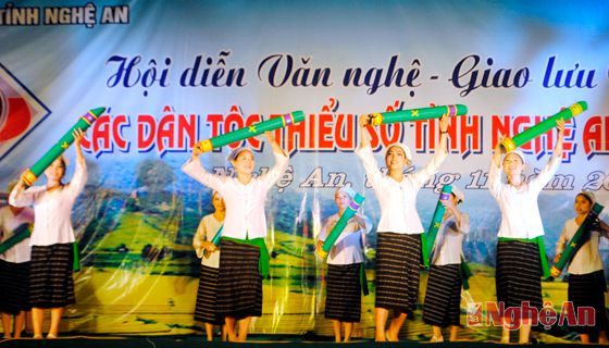 Tiết mục múa truyền thống dân tộc Thổ của Đội văn nghệ quần chúng huyện Quỳ Hợp. Ảnh: Công Kiên