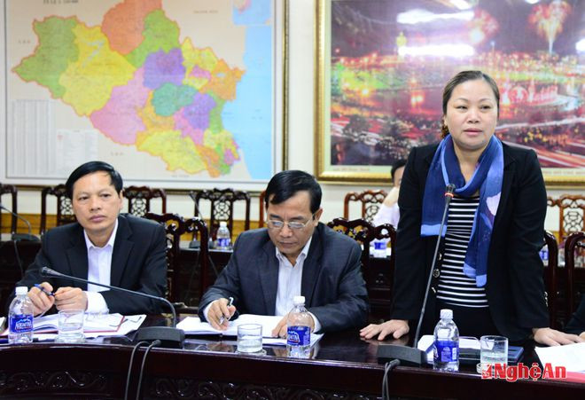 Đồng chí Nguyễn Thị Thu Hường - Bí thư Đảng uỷ khối cơ quan tỉnh phát biểu ý kiến