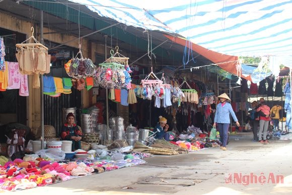 Chợ Đình với nhiều chủng loại hàng hóa