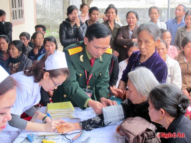 Các bác sỹ khám bệnh cho bệnh nhân