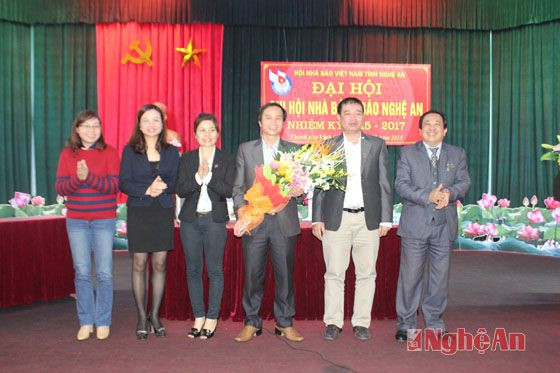 Ban thư ký Chi hội nhà báo - Báo Nghệ An nhiệm kỳ 2015-2017 ra mắt đại hội