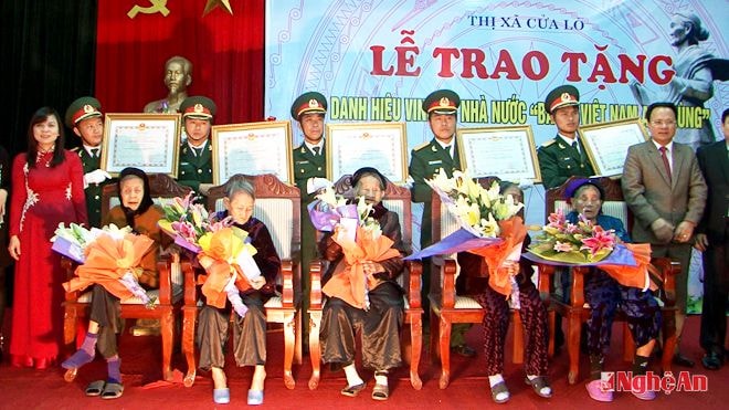 Các đồng chí lãnh đạo thị xã tặng hoa, quà cho các mẹ VNAH