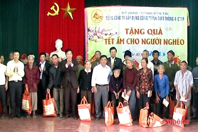 Tổng công ty xây dựng công trình giao thông 4-CTCP về tặng 180 suất quà cho hộ nghèo ở huyện Yên Thành