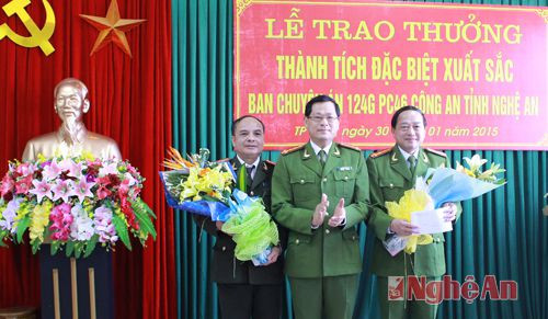 Đại tá Nguyễn Hữu Cầu - Phó Giám đốc Công an tỉnh chúc mừng Ban chuyên án