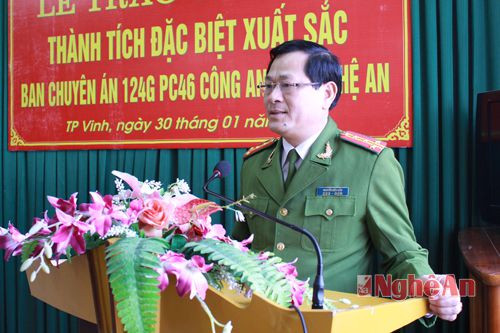 Đại tá Nguyễn Hữu Cầu - Phó Giám đốc Công an tỉnh chúc mừng Ban chuyên án