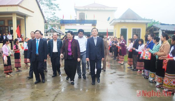 Đồng chí Tòng Thị Phóng thăm trường THCS Môn Sơn