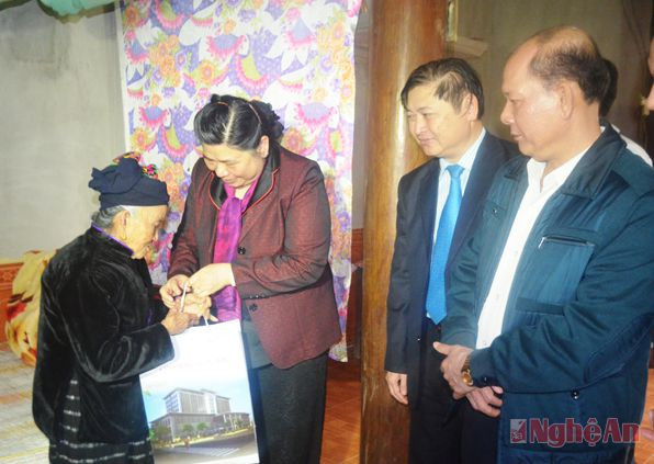 Đồng chí Tòng Thị Phóng thăm, tặng quà cụ Lô Thị Ứng, 85 tuổi – mẹ liệt sỹ ở bản Thái Sơn 1, xã Môn Sơn, huyện Con Cuông