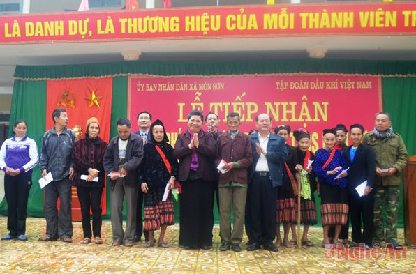 Đồng chí Tòng Thị Phóng và các đồng chí trong đoàn tặng quà cho  hộ nghèo xã Môn Sơn