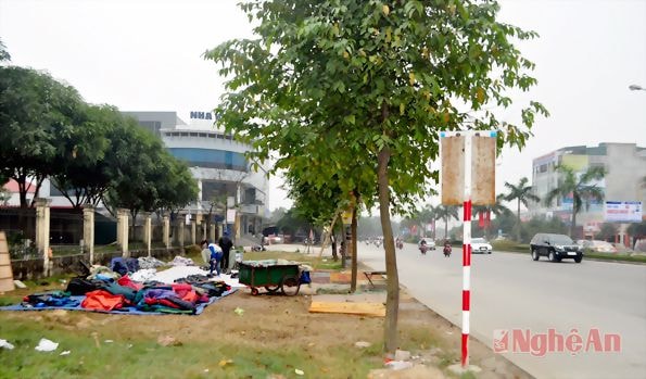 Hàng quần áo dạo bày bán trước Trường Cao đẳng Kinh tế - Kỹ thuật dạy nghề số 1.