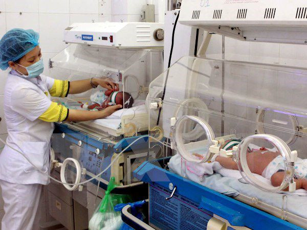 Nhân viên y tế chăm sóc sức khỏe cho trẻ sơ sinh, Ảnh: TTXVN