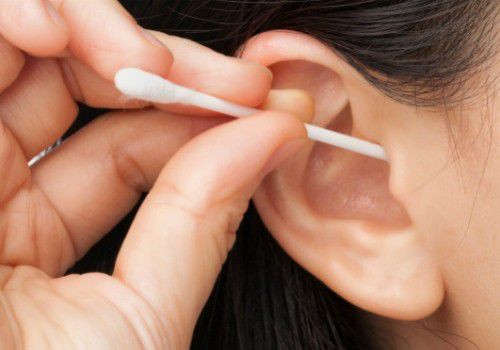 Ráy tai có tác dụng bảo vệ phần bên trong tai vì vậy sử dụng bông ngoáy tai là không cần thiết và có hại cho tai của bạn. Ảnh: Womenshealthmag.