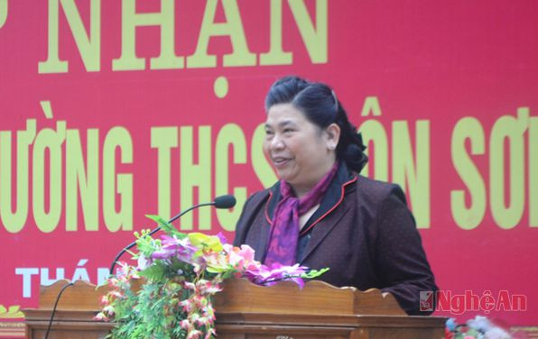 Đồng chí Tòng Thị Phóng nói chuyện với thầy trò Trường THCS Môn Sơn