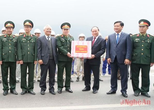 Đồng chí Nguyễn Xuân Phúc tặng quà Tổng công ty 319 Bộ Quốc phòng
