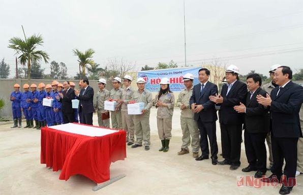 Tặng quà cho Công ty Hòa Hiệp.
