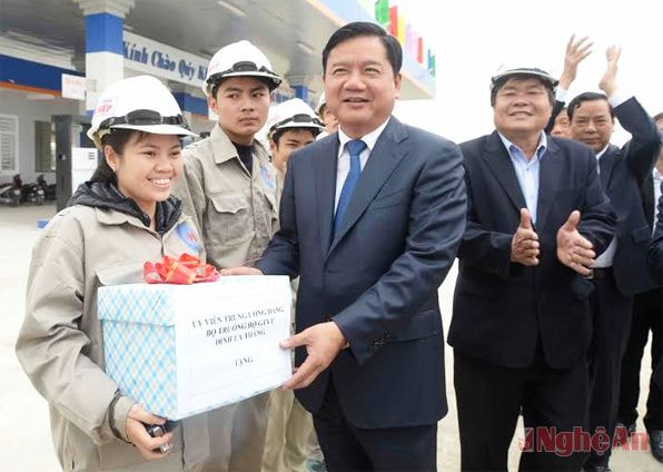 Bộ trường Đinh La Thăng tặng quà công nhân Công ty Hòa Hiệp.