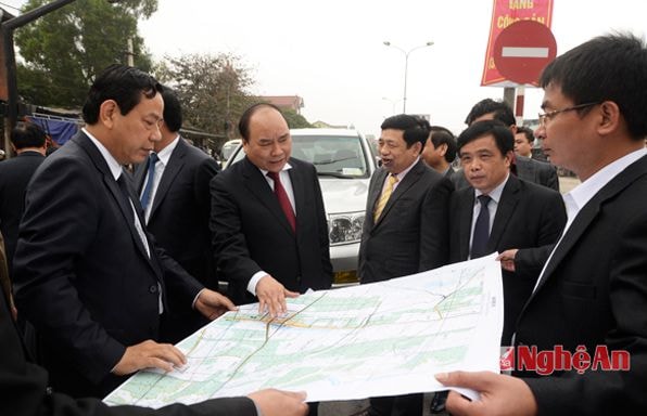 Phó Thủ tướng xem dự án cầu vượt thị trấn Quán Hành.