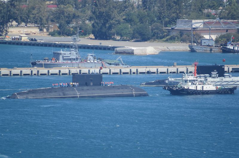 Lúc 11h27, tàu ngầm kilo HQ-184 Hải Phòng được tàu IMO 990 kéo, tách ra khỏi tàu vận tải Rolldock Star.
