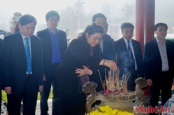 Đồng chí Tòng Thị Phóng dâng hương tại khu mô của các liệt sỹ ở Khu Di tích lịch sử Truông Bồn