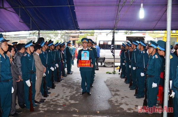 Trung tá Lê Hồng Quân là con thứ hai trong gia đình gồm 5 anh chị em, bố mẹ là công nhân quê gốc ở Thanh Chương. Năm 1992, anh thi đỗ vào Học viện Không quân và sau 8 năm học được phân công về Trung đoàn 917, Sư đoàn không quân 370. Anh Quân lập gia đình với chị Nguyễn Thị Hiền, là giáo viên dạy cấp 1, người cùng quê và sinh được hai con là Hồng Phương (7 tuổi) và Hồng Ân (1 tuổi). Gia đình anh đang thuê trọ tại quận 12, TP HCM. 