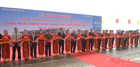 Cắt băng khánh thành sân bay Vinh.