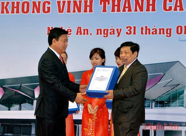 Bộ trưởng Đinh La Thăng trao hồ sơ dự án sân bay cho Chủ tịch UBND tỉnh Nghệ An.