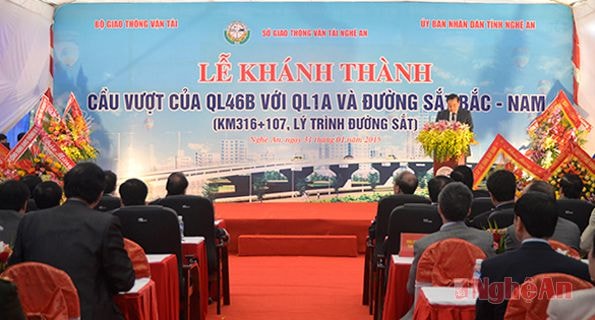 Đồng chí Nguyễn Hồng Kỳ - Giám đốc Sở GTVT Nghệ An báo cáo kết quả thực hiện dự án cầu vượt.