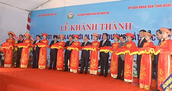 Các đại biểu cắt băng khánh thành cầu vượt