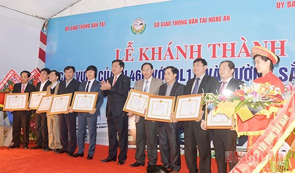 Trao bằng khen của Bộ GTVT cho các đơn vị thi công.