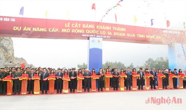 Các đại biểu cắt băng khánh thành QL 1A đoạn qua Nghệ An