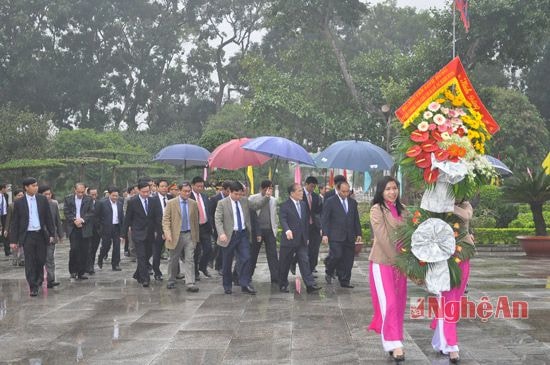 Đồng chí Nguyễn Sinh Hùng và đồng chí Nguyễn Xuân Phúc dâng hoa, dâng hương viếng Bác tại Khu di tích Kim Liên