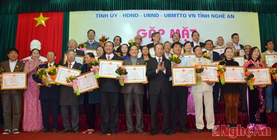 Lãnh đạo tỉnh Nghệ An tặng Bằng khen cho các tập thể, cá nhân xuất sắc. Ảnh: N.K