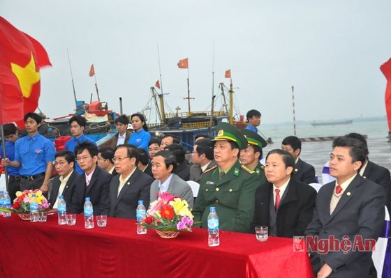 Các đại biểu dự lễ ra quân xây dựng cột cờ tổ quốc tại đảo Mắt
