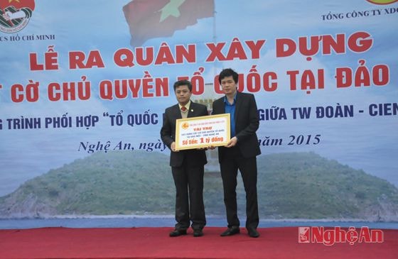 Lãnh đạo Cienco4 trao biểu trưng số tiền ủng hộ xây dựng cột cờ chò lãnh đạo tỉnh đoàn Nghệ An