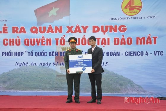 Lãnh đạo Công ty truyền thông đa phương tiện VTC trao biểu trưng tặng đầu kỹ thuật số cho Đại diện Bộ chỉ huy quân sự tỉnh Nghệ An