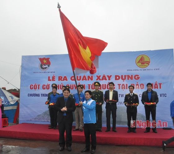 Lãnh đạo trung ương đoàn trao lá cờ tượng trưng cho tỉnh đoàn Nghệ an