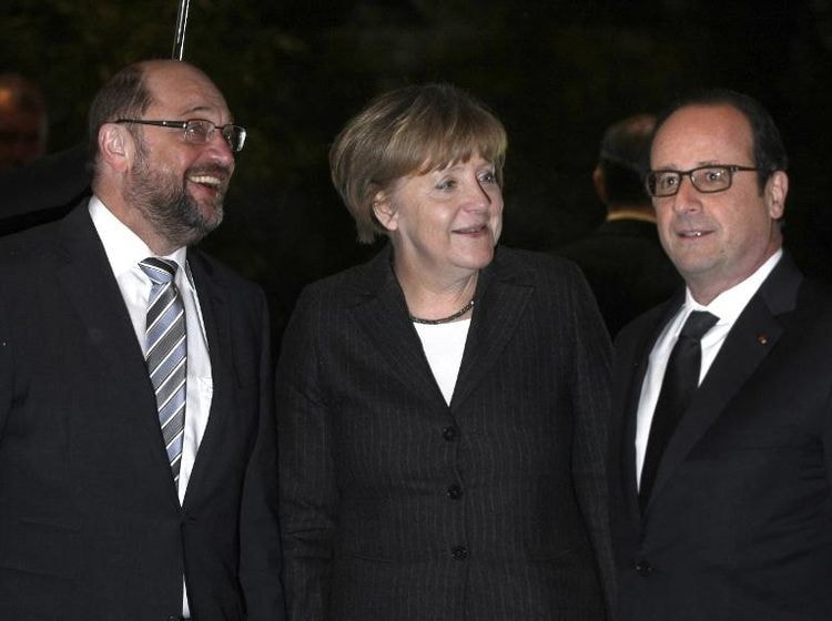 Thủ tướng Angela Merkel, Tổng thống Francois Hollande và Chủ tịch Nghị viện châu Âu Martin Schulz hôm 30/1.  Ảnh: AFP/Christian Lutz.