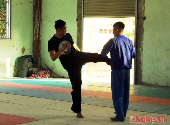 Trương Văn Mão (trái) trong một buổi tập tại trung tâm.