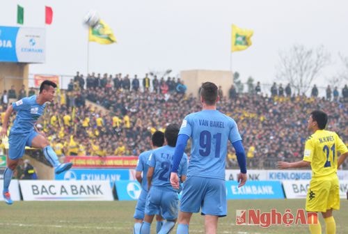 Với sự đầu tư mạnh mẽ, Thanh Hóa (áo xanh) đang trở thành thế lực mới ở V.league