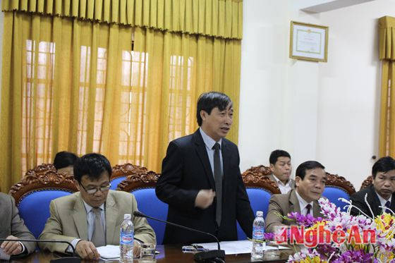 Ông NGuyễn Văn Lập - Phó Giám đốc Sở NN và PTNT  báo cáo với đoàn về tình hình  phát triển nông nghiệp của Nghệ An.