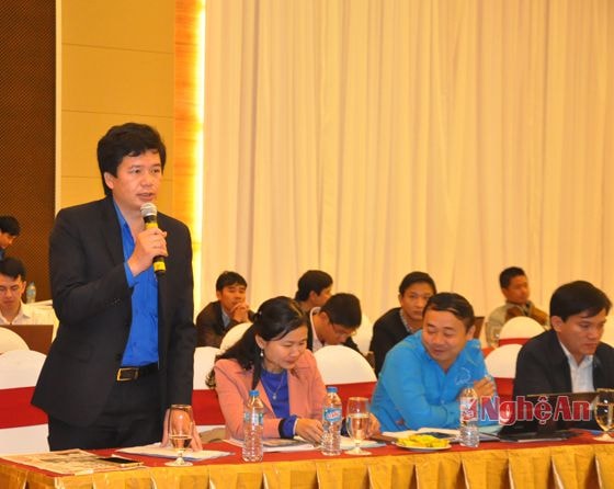 Đồng chí Nguyễn Đình Hùng- Bí thư Tỉnh đoàn Nghệ An phát biểu tham luận tại hội nghị