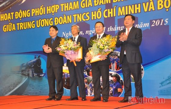 Lanh đạo Bộ GTVT và lãnh đạo Trunng ương Đoàn biểu thị quyết tâm thực hiện tốt chương trình phối hợp