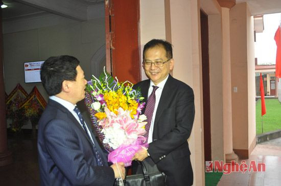 Đồng chí Bí thư Tỉnh ủy tặng hòa cho Ngài Tsuno -Trưởng Đại diện JICA tại Việt Nam